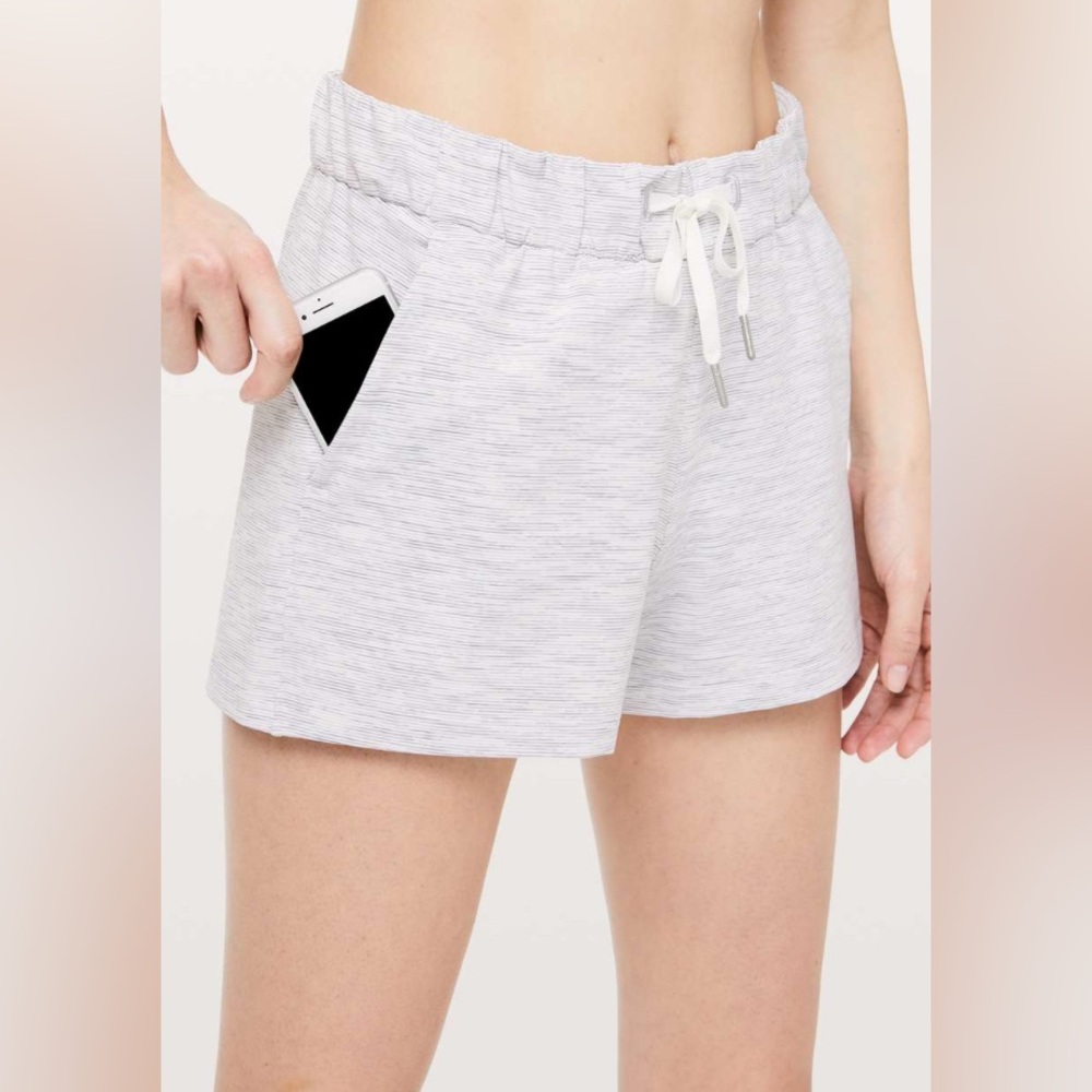 Lululemon On The Fly Short *2.5" Grey Shorts 6